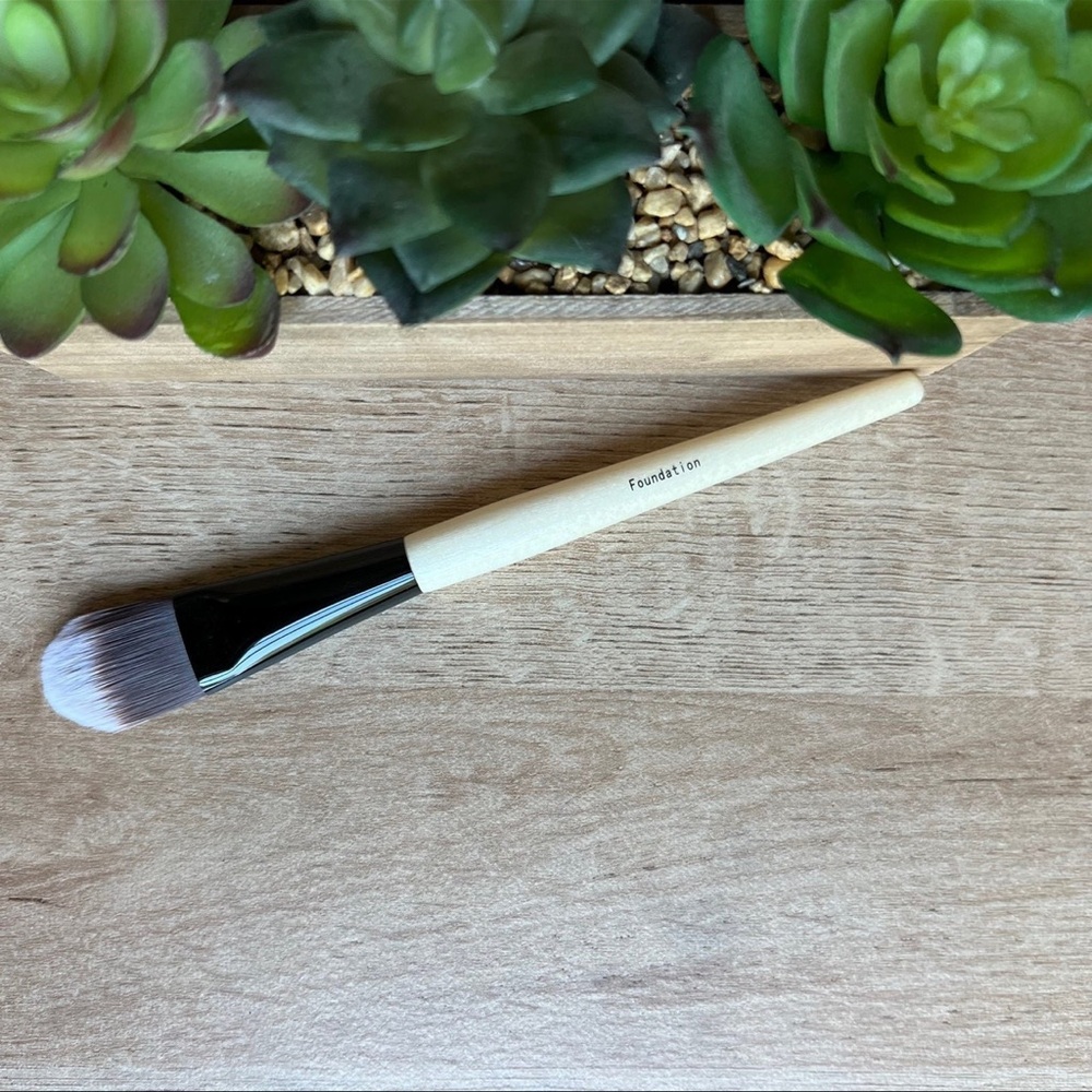 Bobbi Brown Foundation Brush  ~New~ - Picture 3 of 11